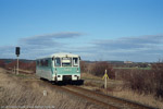 29. Dezember 2003. 772 367. Quedlinburg-Quarmbeck / 772 367 kommt aus Quedlinburg und hat den Haltepunkt Quarmbeck fast erreicht. Rechts im Hintergrund ist der Schlossberg mit der romanischen Stiftskirche der Stadt Quedlinburg zu erkennen.