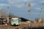 29. Dezember 2003. 772 367. Quedlinburg / Die tiefstehende Wintersonne beleuchtete effektvoll den fast ganz bedeckten Himmel bei der Abfahrt von 772 367 aus Quedlinburg.