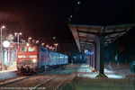 29. Dezember 2003. 218 453. Thale / 218 453 wartet auf Abfahrt nach Magdeburg im Bahnhof Thale. Das defekte Spitzenlicht widersetzte sich übrigens nachhaltig allen Reparaturbemühungen des Triebfahrzeugführers.