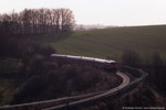 9. Januar 2005. 218 359-8. Crimla. Wolfsgefärth. Thüringen / 218 359-8 rollt mit dem Vierländerexpress von München nach Leipzig von Weida kommend hinab ins Elstertal. Nächster Halt des Zuges wird Gera sein.