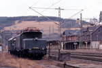 Januar 2005. 194 580-7. Probstzella. Probstzella. Thüringen / Um private Güterzüge bei der Fahrt über den Thüringer- bzw. Frankenwald zu unterstützen, stationierte die MTEG die Lok 194 580 in Probstzella. 194 580 war zum Zeitpunkt der Aufnahme gerade erst 50 jahre alt, und damit ca. 10 Jahre jünger als die meisten anderen Exemplare dieser Baureihe. Sie gehört zu einer kleinen Serie Maschinen, die erst ca. 10 Jahre nach Kriegsende aus noch vorhandenen Teilen gebaut wurde. Auch heute steht diese Lokomotive noch im täglichen Einsatz. Sie gehört Rail4U und ist im neuen ozeanblau-beigen Farbkleid vor Güterzügen in ganz Deutschland anzutreffen.