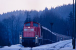 3. März 2005. 290 008-2. Wurzbach. Benignengrün. Thüringen / 290 008 fährt mit einem Güterzug aus Saalfeld kommend in den Spitzkehrenbahnhof Wurzbach ein. Der Zug wird nach einem kurzen Aufenthalt seine Fahrt auf der ansteigenden Strecke rechts im Bild in Richtung Lobenstein fortsetzen. Der Zug wurde von MEG 202 nachgeschoben.