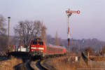 22. März 2005. 218 304. Caaschwitz. Silbitz. Thüringen / 218 304 mit Vierländerexpress aus Leipzig in Richtung München. Kurz vor der Durchfahrt des RE hatte eine 363 Niederbordwagen in den Anschluss des Dolomitwerks gedrückt, die dann später mit der werkseigenen V22B (Lok 2) im Anschluss rangiert wurden.