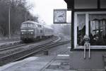 27. März 2005. 218 311. Haynsburg. Sautzschen. Sachsen-Anhalt / Am 27.3.2005, einem Sonntag, konnte ich dann auch einmal die nachmitägliche Leistung von Leipzig nach München aufnehmen. Leider war das Wetter alles andere als gut. Der Zug passiert hier das im Bahnhofsgebäude integrierte Fahrdienstleiterstellwerk in Haynsburg.