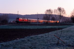 31. März 2005. 218 310. Wetterzeube. Rossendorf. Sachsen-Anhalt / Am 31.03.2005 war ich das nächste mal im Elstertal unterwegs. Inzwischen hatte die Sommerzeit begonnen, so dass eine gute Chance bestand, den Vierländerexpress im Licht der gerade aufgehenden Sonne zu fotografieren. Gezogen wurde der Zug an diesem Tag von 218 310. Laut www.v160.de wurde die Lok noch im selben Jahr Z gestellt und im Sommer 2006 verschrottet.