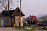 12. April 2005. 363 182. Caaschwitz. . Thüringen / 363 182 ist mit einem Kesselwagen ￼für das nur wenige Kilometer entfernte Chemiewerk Bad Köstritz unterwegs. Zuvor hatte die Lok als Sperrfahrt von Crossen (Elster) aus einige Res-Wagen nach Caaschwitz gebracht (das Anschlussgleis im Vordergrund). Die Wagen wurden dabei geschoben und hinter der Lok lief noch der Kesselwagen, so dass die Lok bei dieser Fahrt in der Mitte war.