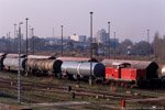 14. April 2005. Oiltanking 1. Gera. . Thüringen / Der Kesselwagenzug, der mir am frühen Morgen in Salsitz begegnet war, wurde bereits von Lok 1 der Oiltanking übernommen um ins Tanklager Gera gebracht zu werden. www.merte.de weiß über Lok 1 der Oiltanking folgendes zu berichten:
LEW 15615/1977, ex Energiekombinat Erfurt, ex Industriebahn Gera-Nord 