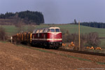 15. April 2005. MEG 203. Wurzbach. Heinersdorf. Thüringen / Ca. eine Stunde nach der Aufnahme in Harra erwartete ich in Heinersdorf einen Güterzug ￼ von Saalfeld nach Lobenstein. Er kam pünktlich und ich hatte 19 Minuten lang das Vergnügen dem Heulen der 12KVD Motoren zu lauschen - so lang hatte man den Güterzug ￼ auf seiner Bergfahrt gehört, mit einer kurzen Unterbrechung beim Halt im Spitzkehrenbahnhof Wurzbach.