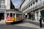 April 2005. carris 556. Lissabon. Encarnação. Lissabon / Bei einem Urlaubsaufenthalt Ende April, Anfang Mai 2005 in Lissabon entstanden einige Aufnahmen der bekannten Straßenbahn. Die meisten der Fahrzeuge wurden Mitte der 1990er Jahre bei Vossloh-Kiepe  modernisiert. Auf den Bildern sind die modernisierten Wagen leicht an dem Einholmstromabnehmer zu erkennen, der zusätzlich zum Rollenstromabnehmer montiert ist. Mir sind bei meinem Besuch aber auch nichtmodernisierte Wagen begegnet, die ausnahmsweise im Einsatz waren, da die Linie 28 wegen Bauarbeiten unterbrochen war. Auf dieser Strecke wurden Zweirichtungswagen benötigt, die modernisierten sind aber ausschließlich Einrichtungsfahrzeuge.