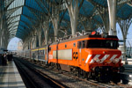 Mai 2005. CP 382 612. Lissabon. Santa Maria dos Olivais. Lissabon / Abfahrbereiter Zug im  Bahnhof ￼ Lissabon-Oriente. Dieser Bahnhof ￼ befindet sich unmittelbar am ehemaligen Expo-Gelände ￼ und ist auch als Teil der Expo 98 entstanden.