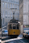 Mai 2005. carris 576. Lissabon. São Paulo. Lissabon / Ein Wagen der Linie 25 auf der Fahrt stadtauswärts.