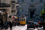 Mai 2005. carris 547. Lissabon. Encarnação. Lissabon / Am hier zu sehenden Praça Luís De Camões war die Linie 28 unterbrochen. Richtung Osten ging es nur mit den unmodernisierten Zweirichtungswagen weiter, in die andere Richtung verkehrten die mordernisierten Einrichtungswagen, die hier in einem Gleisdreieck wendeten. Der Wagen 547 hatte gerade gewendet und wartet nun auf Umsteiger.