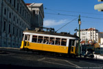 Mai 2005. carris 548. Lissabon. Santos-o-Velho. Lissabon / Bei dieser Aufnahme, die den selben Wagen wie im vorherigen Bild zeigt, nur wenige Sekunden später, ist sehr schön die starke Steigung der Strecke und der kurze Achstand des Triebwagens mit den langen Überhängen zu sehen.