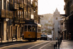 Bild des Monats Juni 2005. Lissabon. Santa Catarina. Lissabon / Die Straßenbahn prägt das Straßenbild von Lissabon wie kein anderes Verkehrsmittel, auch wenn sie schon längst nicht mehr das Rückgrat des öffentlichen Nahverkehrs bildet. Besonders gelungen ist die Modernisierung der alten Bahnen, die die Einsatzfähigkeit der Wagen auch noch in den nächsten Jahren sicherstellt. Lissabon, 28. April 2005.