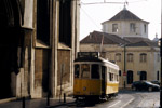 Mai 2005. carris 733. Lissabon. Sé. Lissabon / Dieses Bild entstand auf der R. de Augusto Rossa. Der bergwärts fahrende Triebwagen ￼ passiert gerade die Se Catedral de Lisboa. Im Hintergrund ist die Kirche Santo Antonio zu erkennen.