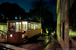 Mai 2005. Ascensor da Glória Lissabon. Encarnação. Lissabon / Hier ist die Bergstation des Ascensor da Glória zu sehen. Im Urlaub war ich ohne Stativ unterwegs, für dieses Bild mussten die Treppenstufen diese Aufgabe übernehmen.