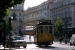 Mai 2005. carris 733. Lissabon. Mártires. Lissabon / Ein Wagen der Linie 28 verlässt hier gerade den Praça Luís De Camões in Richtung S. Tome.