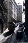 Mai 2005. carris 733. Lissabon. Mártires. Lissabon / Hier noch einmal das selbe Motiv im Gegenlicht. Das Gewirr der Oberleitung, die Straßenlaternen und die Geländer an den Häusern werden so plastisch sichtbar.