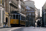 Mai 2005. carris 742. Lissabon. Mártires. Lissabon / Nur wenige Meter vom vorherigen Aufnahmepunkt entstand dieses Bild. Im Hintergrund ist ein Triebwagen zu sehen, der die bereits vorher gezeigte Gleisverschlingung bergwärts durchfährt.