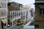 Mai 2005. carris 735. Lissabon. São Vicente de Fora. Lissabon / Die Travessa de Sao Tome war bei meinem Besuch der Endpunkt der Linie 28. Die Baustelle, die zur Unterbrechung der Linie führte bafand sich unmittelbar nach der hinten zu sehenden Kurve.