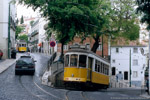 Mai 2005. carris 732. Lissabon. Santiago. Lissabon / Der im Vordergrund zu sehende Wagen der Linie 28 ist soeben in die Travessa de Sao Tome eingefahren. Im Hintergrund zu ein Wagen der Linie 12 zu erkennen.