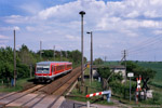 16. Mai 2005. 628 609. Großpaschleben. Frenz. Sachsen-Anhalt / An der Strecke nach Aschersleben findet sich ganz in der Nähe von Köthen der kleine Haltepunkt Frenz, der hier im Bild gerade von 628 609 ohne Halt durchfahren wird. Wenn ich mich recht erinnere, waren zu dieser Zeit die Regionalexpresszüge zwischen Dessau und Aschersleben fest in der Hand der 628er, die Regionalbahnen wurden dagegen von 642ern gefahren.
￼