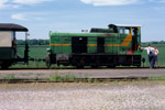 27. Mai 2005. Döllnitzbahn 34. Naundorf. . Sachsen / Einer der Züge endete in Naundorf und fuhr dann wieder zurück nach Oschatz. Das Bild zeigt diesen Zug im Bahnhof Naundorf abfahrbereit in Richtung Oschatz. Bei der Lokomotive handelt es sich um Exemplar der in Rumänien gebauten L30H. Ursprünglich hatte die Lokomotive 34 eine Spurweite von 600 mm und wurde erst von der Döllntzbahn auf 750mm umgespurt.