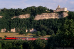 11. Juli 2005. BR 143. Bad Kösen. Taugwitz. Sachsen-Anhalt / Eine Regionalbahn von Halle nach Eisenach unterhalb der Rudelsburg.