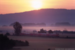 Juli 2005. BR 143. Jena. Zwätzen. Thüringen / Sonnenaufgang im Saaletal. Für diese Aufnahme musste ich nicht einmal die Wohnung verlassen, sie entstand von der Terasse aus.