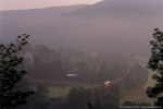 19. August 2005. Baureihe 189. Bad Kösen. Saaleck. Sachsen-Anhalt / Nebel im Saaletal. Ein kurzer Güterzug gezogen von einer Lok der Baureihe 189 ist in Richtung Süden unterwegs.