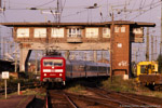 28. August 2005. 120 145. Erfurt. Krämpfervorstadt. Thüringen / 120 145 bespannte am 28.8.2005 den Wochenendverstärker IC von Leipzig nach Mainz. Der Zug durchfährt hier gerade das inzwischen abgerissene Brückenstellwerk in Erfurt.