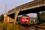 4. September 2005. 120 125. Bad Kösen. Kleinheringen. Sachsen-Anhalt / Der Wochenendverstärker IC von Leipzig nach Mainz am Abzweig Saaleck. Das im Bild zu sehende Kreuzungsbauwerk existiert nicht mehr, es wurde durch einen ca. 80m langen Betontunnel ersetzt.