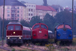 10. September 2005. 232 158. V170 1142. V170 1131. Gera. . Thüringen / Der sonst mit einer Dampflokomtive bespannte Elstertal-Express von Gera nach Cheb war am 10. September ausnahmsweise mit der 232 158 der LEG bespannt. Die beiden NOHABs haben noch Nachtruhe, sie waren im Bauzugdienst eingesetzt.