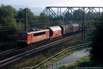 21. September 2005. 155 087. Naumburg (Saale). Naumburg. Sachsen-Anhalt / 155 087 ist mit einem kurzen Güterzug in Richtung Süden unterwegs. Die Brücke im Hintergrund gehört zur Strecke Zeitz - Teuchern, die heute nur noch bis 