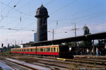 24. September 2005. Baureihe 481. Berlin. Lichtenberg. Berlin / Bahnhof Ostkreuz. Ein Zug der S85 nach Waidmannslust fährt am Bahnsteig der Ringbahn ein.