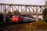 25. September 2005. 120 103. Naumburg (Saale). . Sachsen-Anhalt / 120 103 mit einem Wochenendverstärker IC aus Leipzig in Richtung Süden.