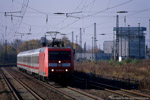 29. Oktober 2005. 145 034. Zwickau. Marienthal. Sachsen / 145 034 mit einem IC von Nürnberg nach Dresden im Bahnhof Zwickau. Im Hintergrund ist das Stellwerk B13 zu erkennen. Im Stellwerksgebäude waren außerdem das Rangierstellwerk für die Ablaufanlage und die Werkstatt der Gleisbremse untergebracht.