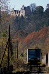 31. Oktober 2005. 672 918. Reinsdorf. . Sachsen-Anhalt / 672 918 auf der Fahrt nach Naumburg unterhalb des Schlosses Vitzenburg.