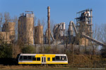 Bild des Monats November 2012. Karsdorf. . Sachsen-Anhalt / Ein Triebwagen der Burgenlandbahn passiert das Zementwerk Karsdorf, 31. Oktober 2005.