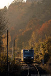 31. Oktober 2005. 672 918. Reinsdorf. . Sachsen-Anhalt / An der gleichen Stelle wie die vorherige Aufnahme, entstand dieses Bild. Es zeigt 672 918 auf der Rückfahrt von Nebra nach Zeitz.