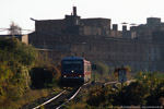 6. November 2005. 628 612. Könnern. . Sachsen-Anhalt / Eine Regionalbahn von Könnern nach Bernburg vor der Ruine der ehemaligen Malzfabrik Könnern.