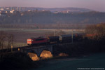 9. November 2005. 155 206. Naumburg (Saale). . Sachsen-Anhalt / Ein Güterzug in Richtung Norden. Im Hintergrund ist die Stadt Naumburg zu sehen.