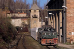 12. November 2005. Lok 2 Solvay. Bernburg (Saale). . Sachsen-Anhalt / Lok 2 der Solvay mit einem Kalksteinzug im Betriebshof. Durch den Tunnel im Hintergrund führt die Strecke weiter zum Tagebau.