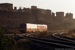 13. November 2005. 612 162. Könnern. . Sachsen-Anhalt / Ein Regionalexpress Halle - Hannover in Könnern vor der Ruine der ehemaligen Malzfabrik.