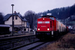 23. November 2005. 204 607. Leutenberg. . Thüringen / Rohes Holz wird den Berg hochgeschleppt und geschnittene Bretter und Spanplatten kommen wieder zurück. 204 607 durchfährt auf dem Weg nach Saalfeld den Bahnhof Leutenberg.