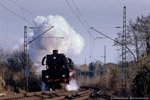 27. November 2005. 03 1010. Apolda. Oberroßla. Thüringen / Ein Sonderzug von Berlin nach Weimar. Weil ich nicht wusste, aus welchen Wagen der Zug gebildet war, habe ich diesen spitzen Aufnahmewinkel gewählt, bei dem die Wagen unsichtbar bleiben.