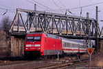 10. Dezember 2005. 101 084. Zwickau. . Sachsen / 101 084 unterquert im Bahnhof Zwickau die Güterzugausfahrt in Richtung Aue. Die Strecke über die Brücke ist bereits seit Ende 2003 nicht mehr in Betrieb.