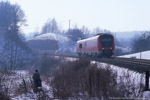 Bild des Monats März 2006. Kraftsdorf. Oberndorf. Thüringen / Der kleine Mann im Kinderwagen war noch keine drei Wochen alt, als ihn seine Mama bei eisiger Kälte durch unwegsames Gelände transportieren mußte, nur weil der Vater dieses Foto machen wollte. 612 183 als RE 3628 bei Oberndorf, 29. Januar 2006.