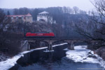 11. Februar 2006. Baureihe 189. Bad Kösen. Taugwitz. Sachsen-Anhalt / Ein Güterzug nach Süden überquert die Saale in Saaleck.