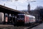 10. März 2006. 120 155. Jena. . Thüringen / Der Umbau des Saalbahnhofs Jena stand kurz bevor, Grund genug noch ein paar Aufnahmen zu machen. Das Bild zeigt 120 155 vor dem IC 2410 (Mittewald - Berlin Zoo) bei der Durchfahrt in Jena Saalbahnhof.